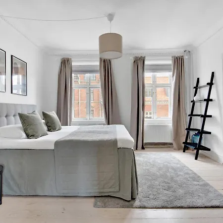 Апартаменты Sanders Stage - Charming Three-bedroom Near Nyhavn *